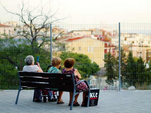пожилые люди на скамейке
