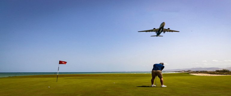 самолет и игрок в гольф