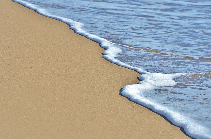 песок и волны