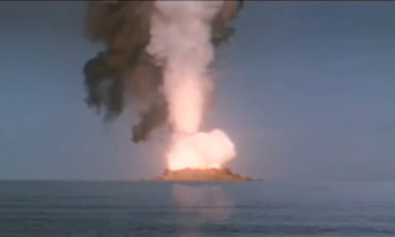 взрыв вулкана, кадр из фильма