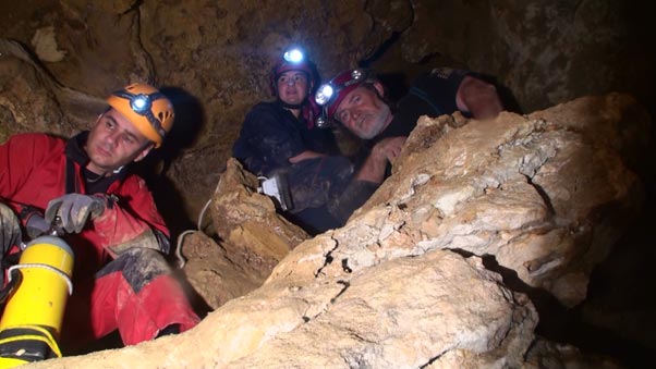 исследователи в пещере