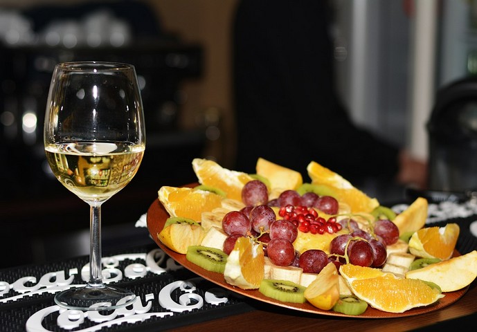 фрукты и вино