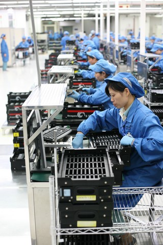 рабочие на китайском заводе