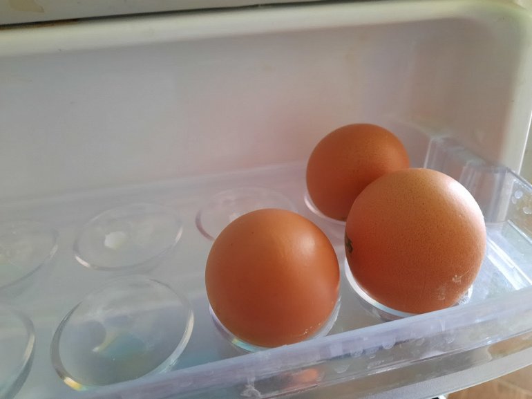 яйца в холодильнике
