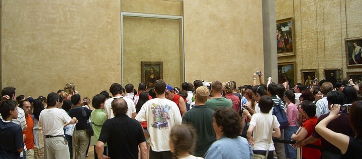 толпа возле картины