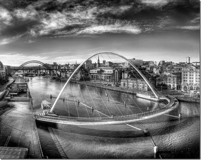 Gateshead_Millennium_Bridge B&W