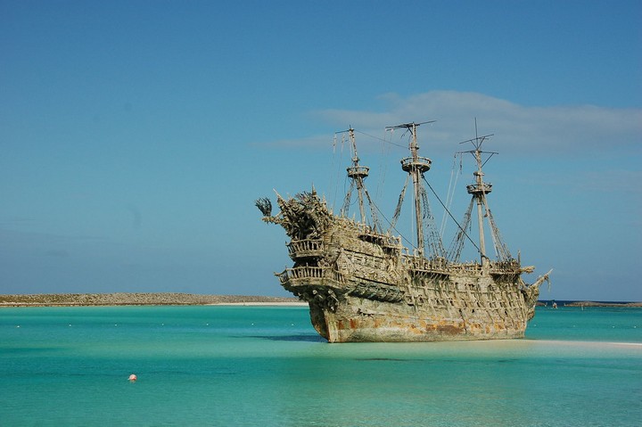 корабль из пиратов