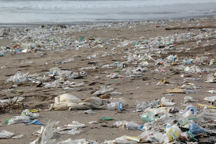 пластиковые отходы на пляже