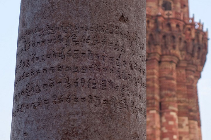 надписи на столбе