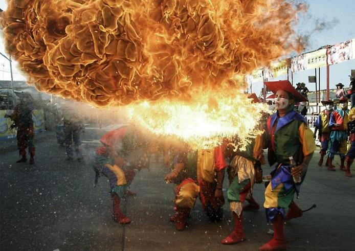 Огненное шоу на колумбийском карнавале