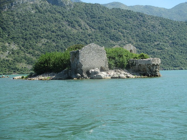 крепость посреди озера
