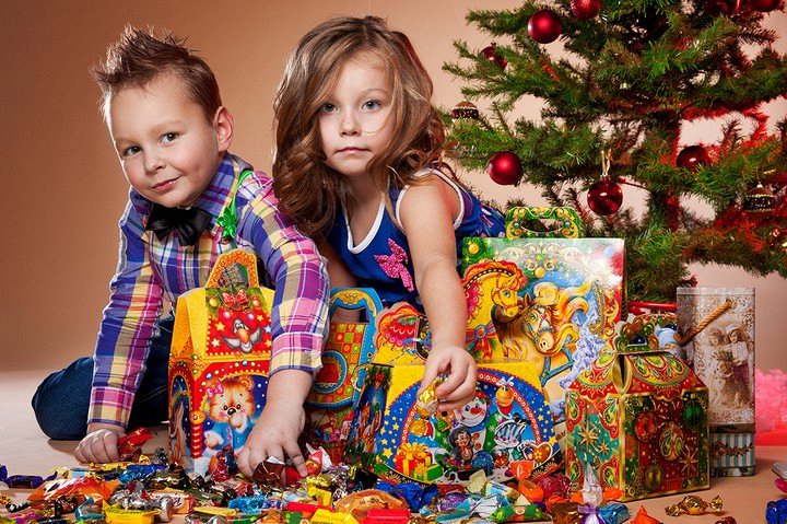 дети с подарками