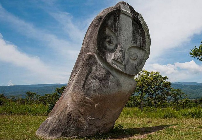 каменная статуя