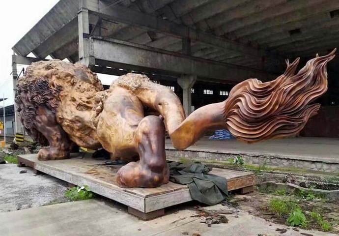 большой деревянный лев