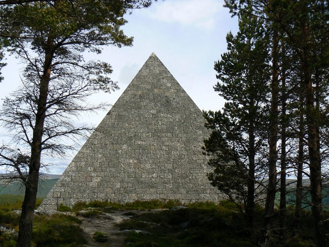 шотландская пирамида