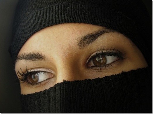 Женщина в хиджабе с открытым лицом