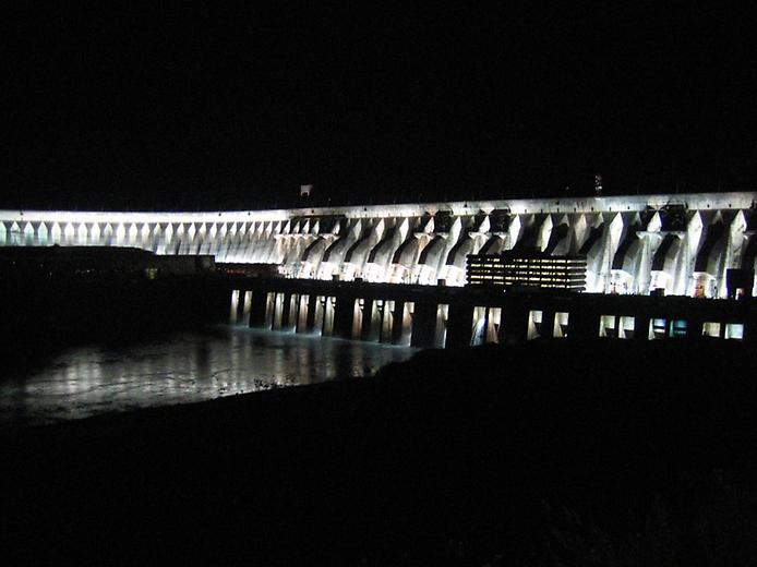 Плотина Итайпу ночью