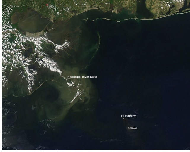 Горящая нефтяная платформа Deepwater Horizon после взрыва