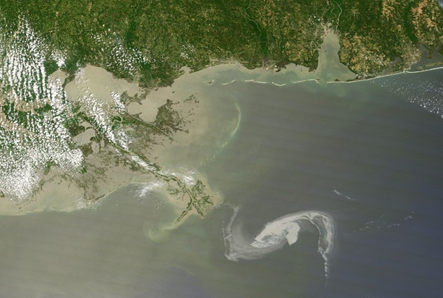 Спутниковый снимок нефтяного пятна от NASA