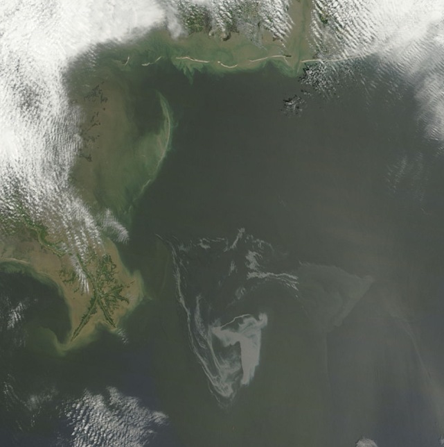 Горящая нефтяная смесь на поверхности воды