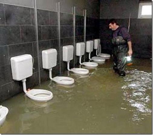 уставший офисный работник