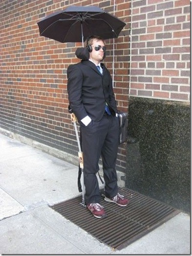 работник дремлет по дороге на работу