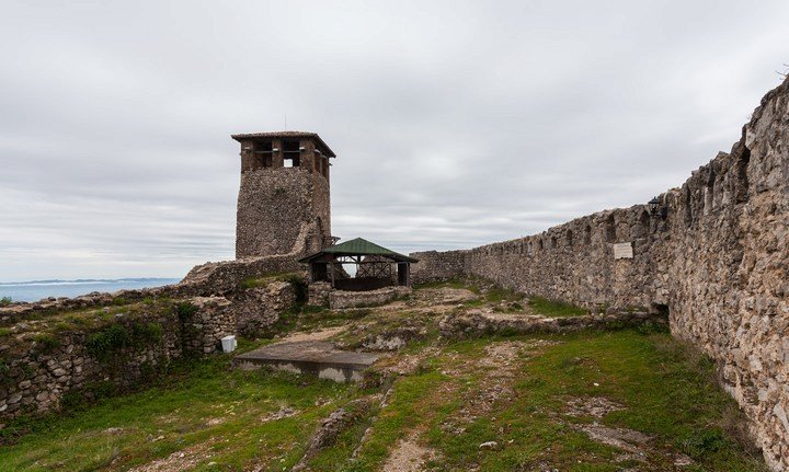 замок в албании