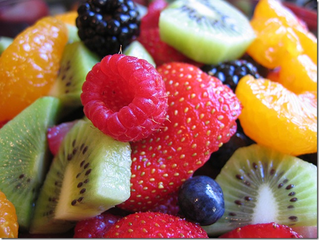 Разноцветный фруктовый салат