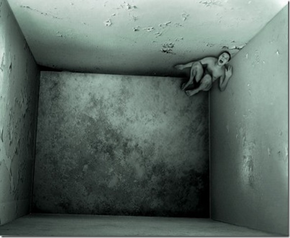 Человек в толпе с признаками агорафобии