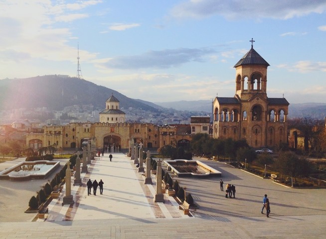панорама старого города Тбилиси с черепичными крышами