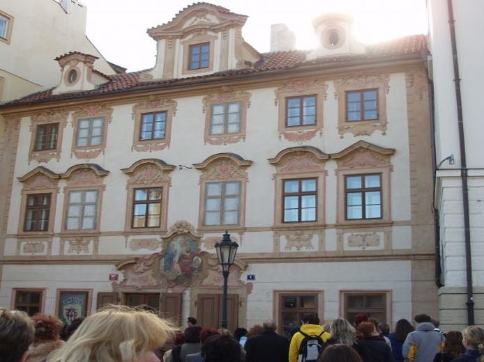 Дом с нарисованными окнами из-за налога