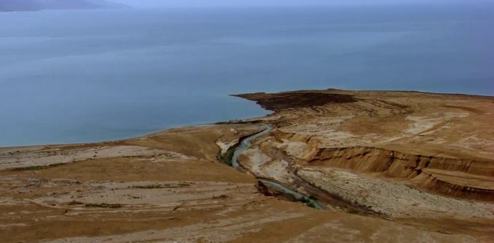 впадает в мертвое море