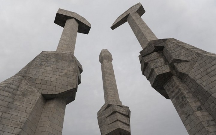 памятник в кндр