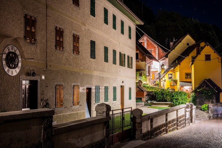 часы на стене дома часы на стене дома