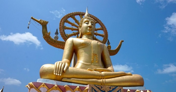 позолоченная статуя