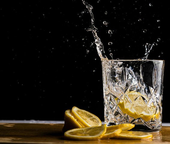 стакан воды с лимоном стакан воды с лимоном