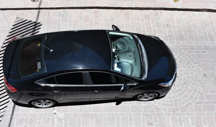 черный автомобиль на солнце черный автомобиль на солнце