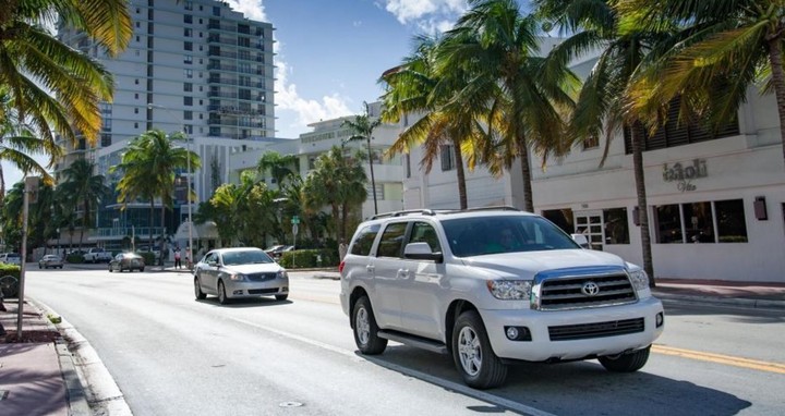 белая машина и жара