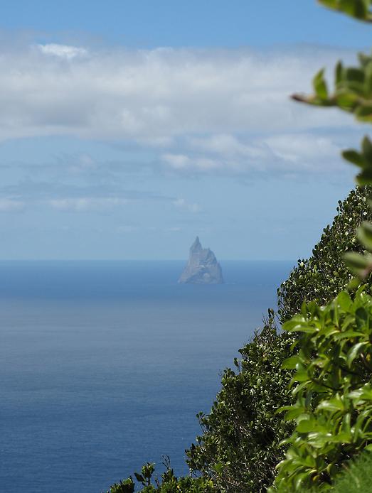 Болс-Пирамид в облаках, вид с моря