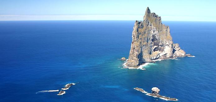 Силуэт Болс-Пирамид в пасмурную погоду