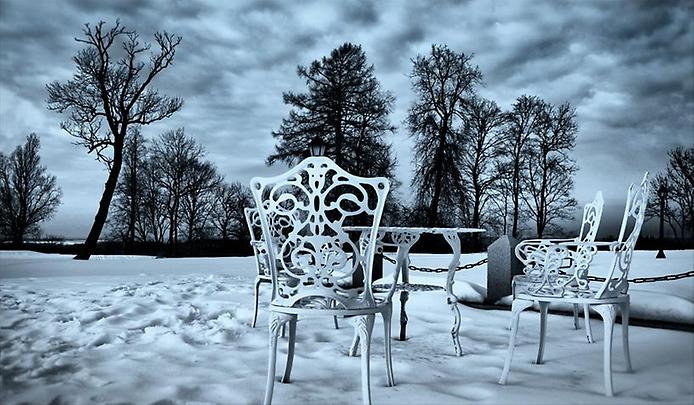 Белые стулья, белый стол, белый снег…