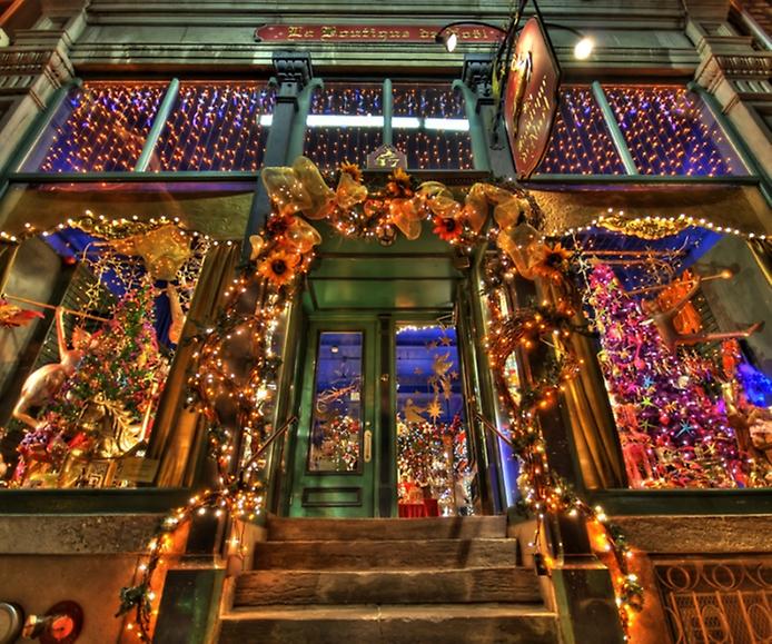 Рождественский магазин с украшениями и гирляндами