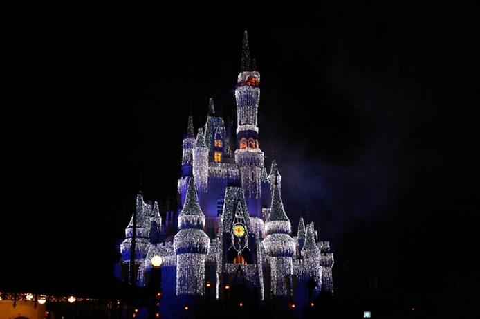 Замок Золушки, украшенный к Рождеству