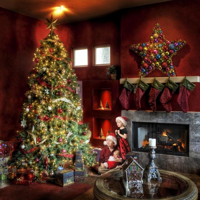 Дети у рождественской елки