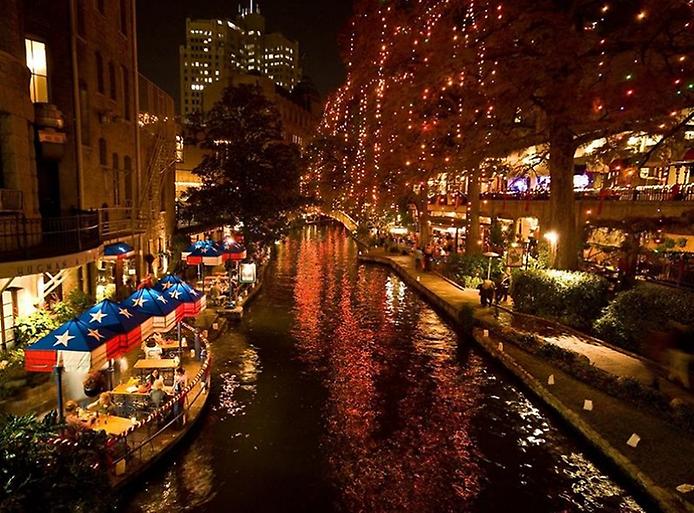 Украшенная огнями набережная Сан-Антонио