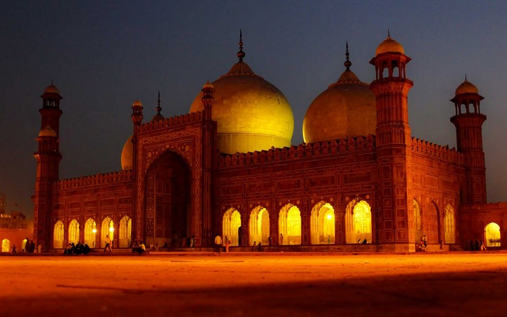 здание ночью