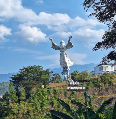 иисус благословляет