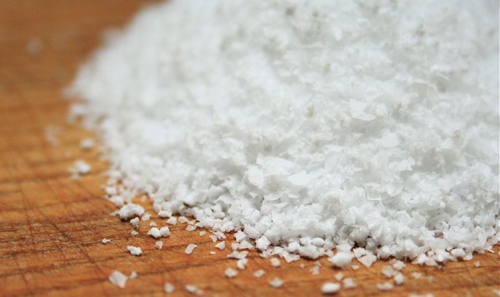 соль на столе