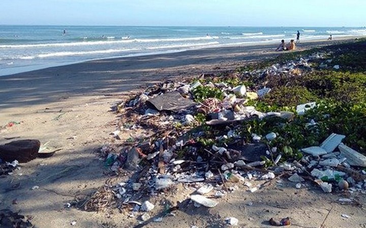 пластик на берегу