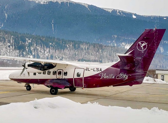 самолет в аэропорту самолет в аэропорту
